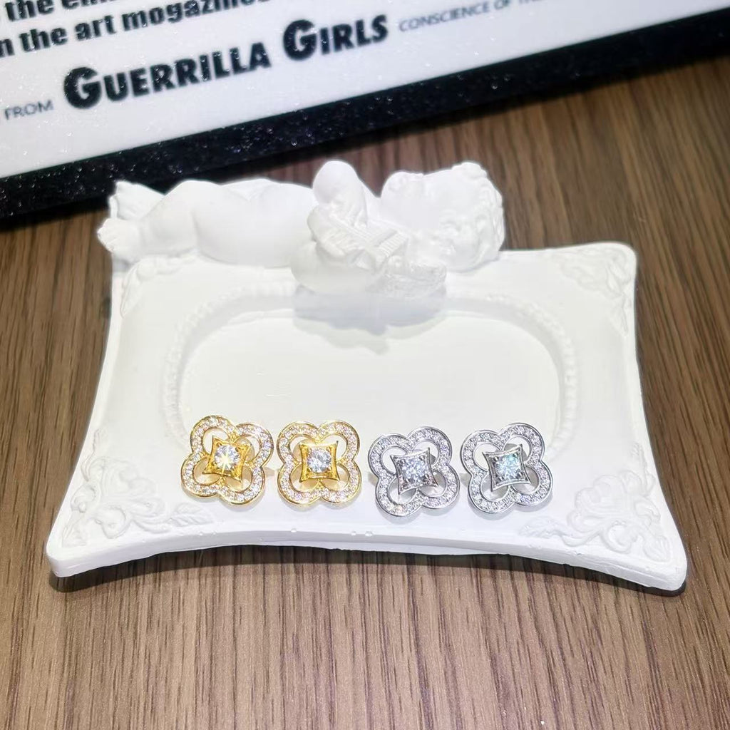 Personalized accessories: versatile, fashionable and elegant. Hollowed-out diamond-encrusted four-leaf clover earrings and necklaces