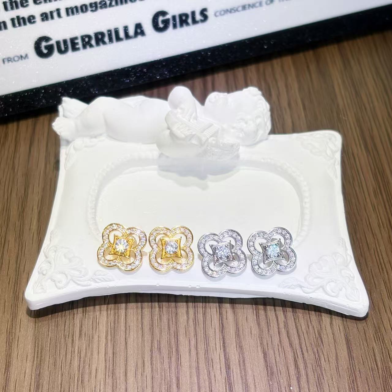 Personalized accessories: versatile, fashionable and elegant. Hollowed-out diamond-encrusted four-leaf clover earrings and necklaces