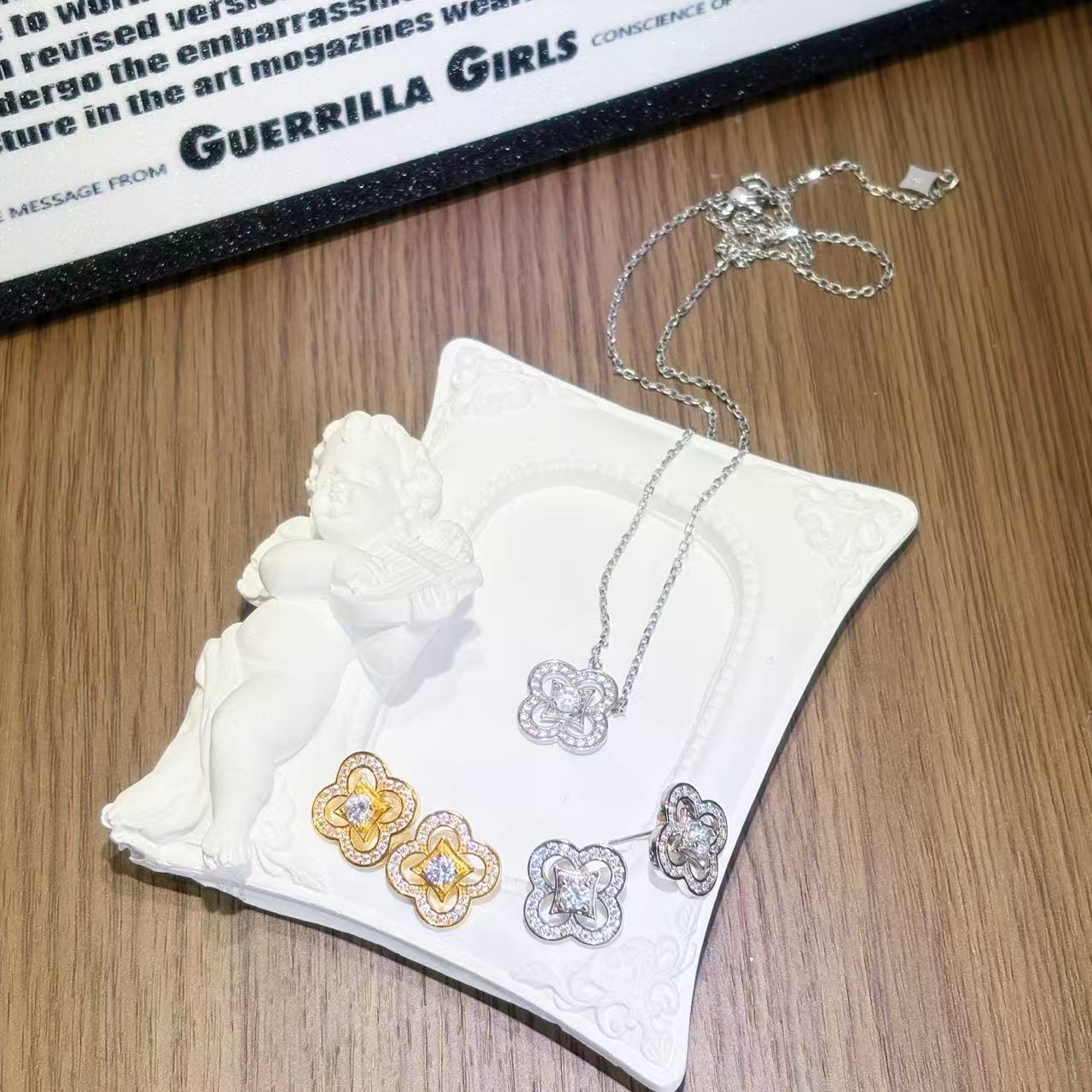 Personalized accessories: versatile, fashionable and elegant. Hollowed-out diamond-encrusted four-leaf clover earrings and necklaces