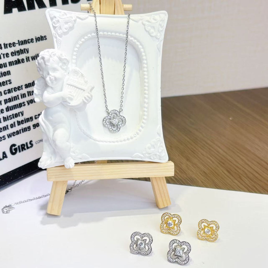 Personalized accessories: versatile, fashionable and elegant. Hollowed-out diamond-encrusted four-leaf clover earrings and necklaces