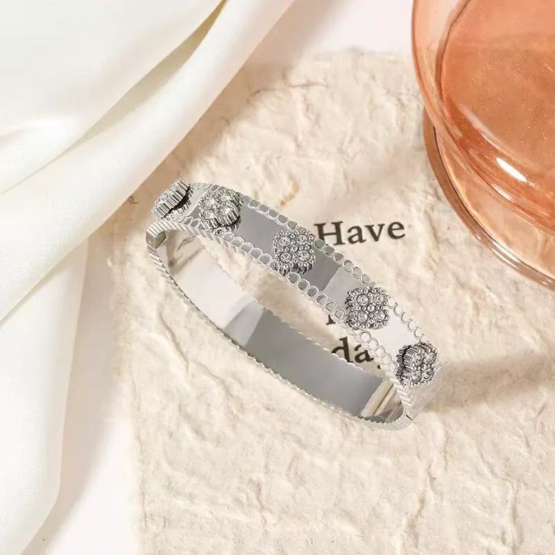 High quality five color four leaf clover bracelet and rose bracelet