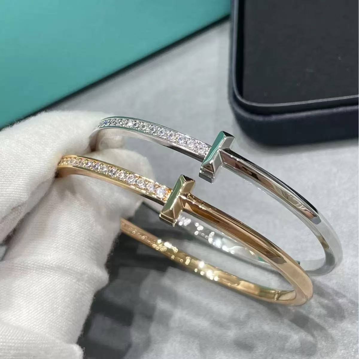 A light luxury and fashionable T-shaped bracelet for women, simple and versatile, with a unique and elegant style
