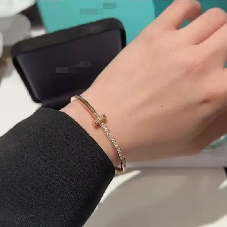 A light luxury and fashionable T-shaped bracelet for women, simple and versatile, with a unique and elegant style