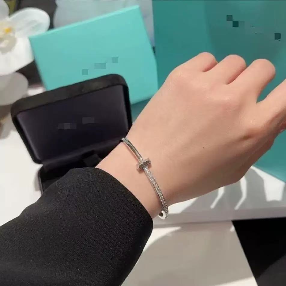 A light luxury and fashionable T-shaped bracelet for women, simple and versatile, with a unique and elegant style