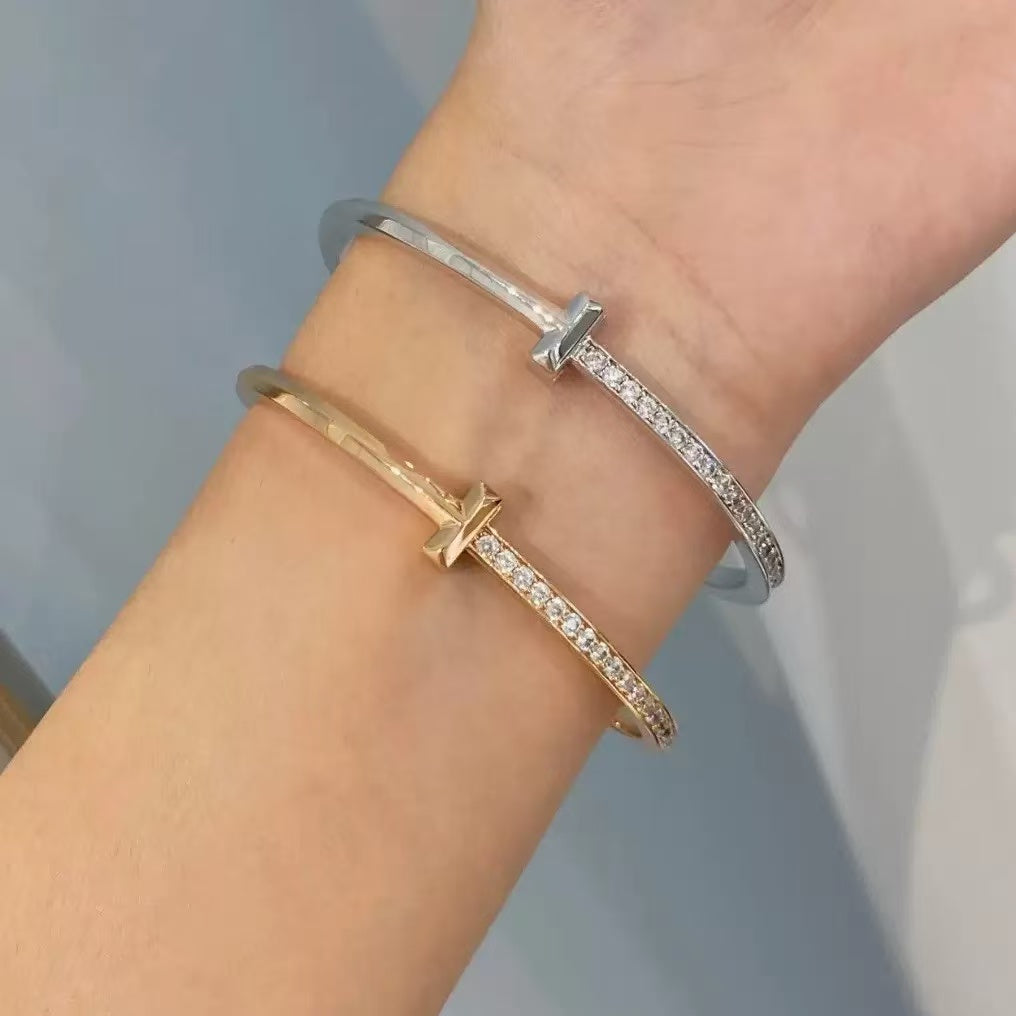 A light luxury and fashionable T-shaped bracelet for women, simple and versatile, with a unique and elegant style