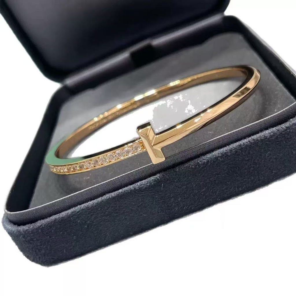 A light luxury and fashionable T-shaped bracelet for women, simple and versatile, with a unique and elegant style