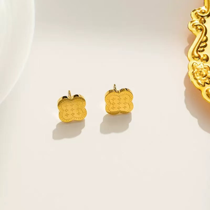 Four-leaf clover bracelets, necklaces and earrings exude a sense of elegance and sophistication. They are simple, individual and versatile accessories