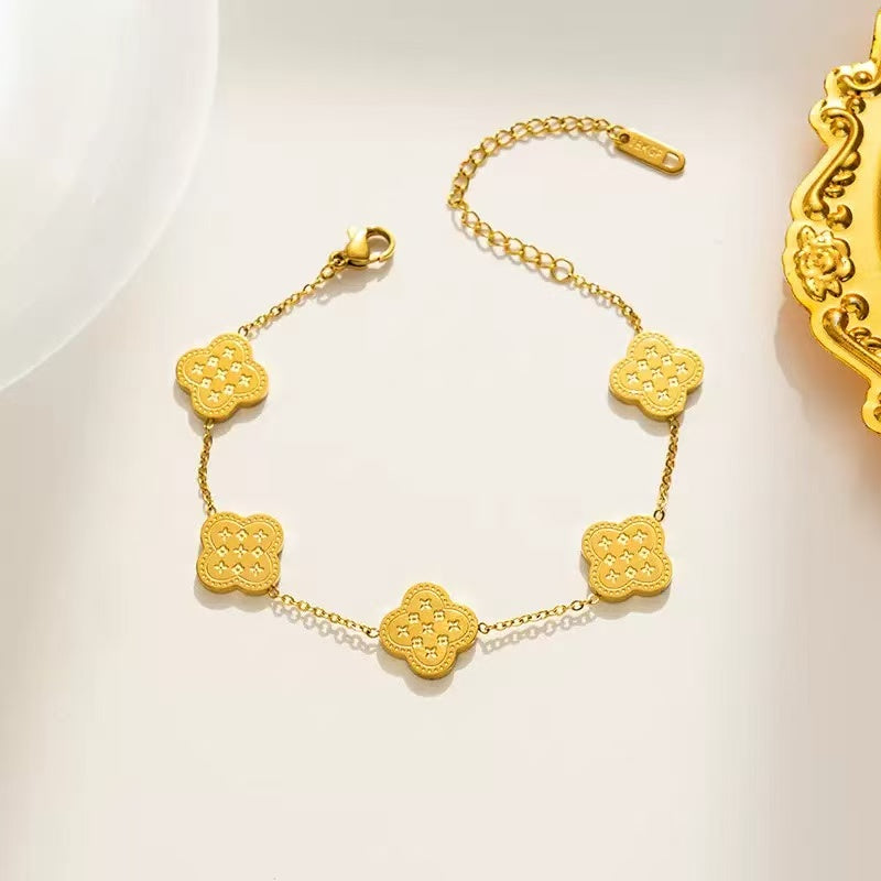 Four-leaf clover bracelets, necklaces and earrings exude a sense of elegance and sophistication. They are simple, individual and versatile accessories