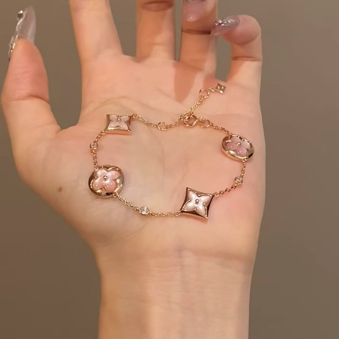 Diamond-shaped white mother-of-white light luxury versatile high-end bracelet