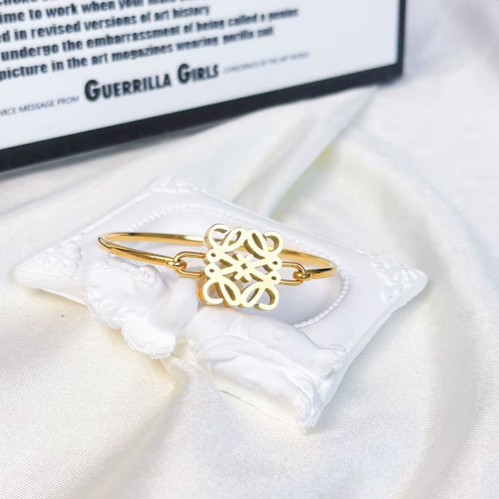 Geometric hollowed-out light luxury bracelet with square design without diamond