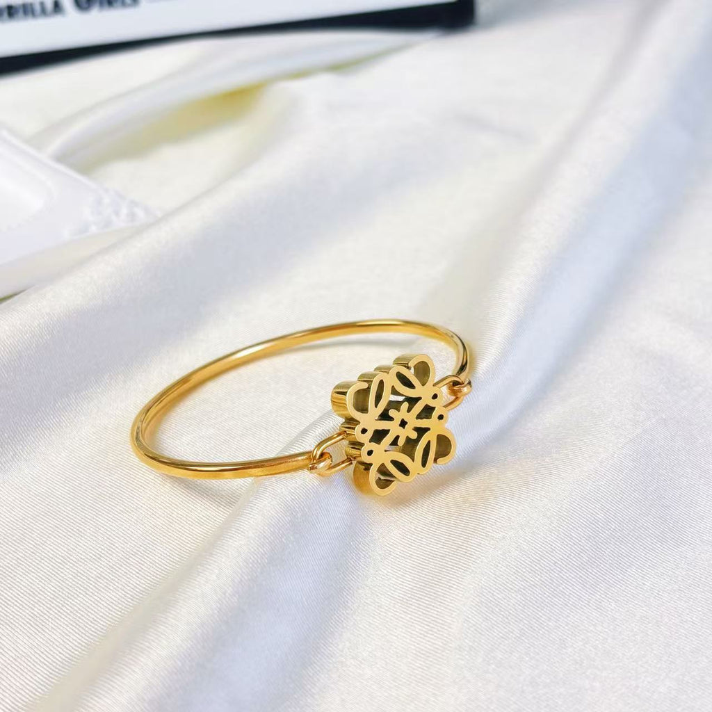 Geometric hollowed-out light luxury bracelet with square design without diamond