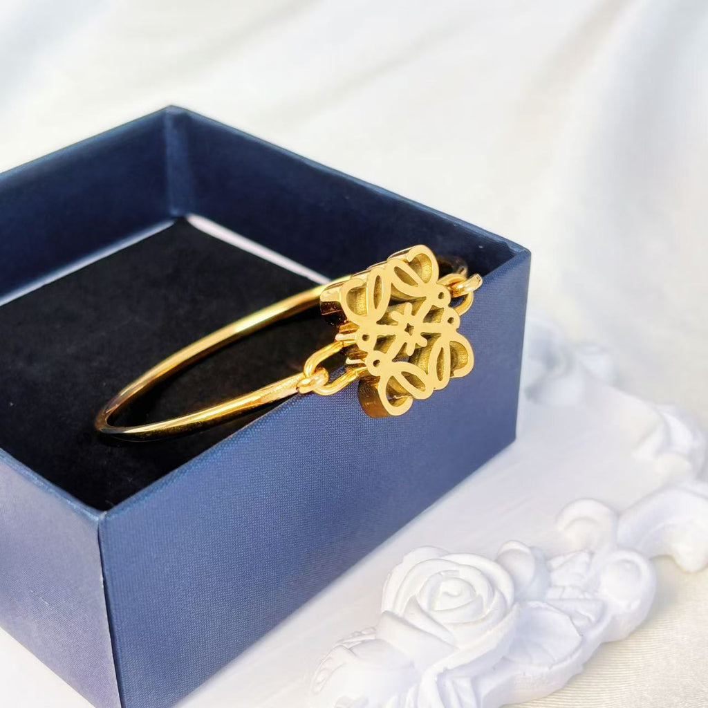 Geometric hollowed-out light luxury bracelet with square design without diamond