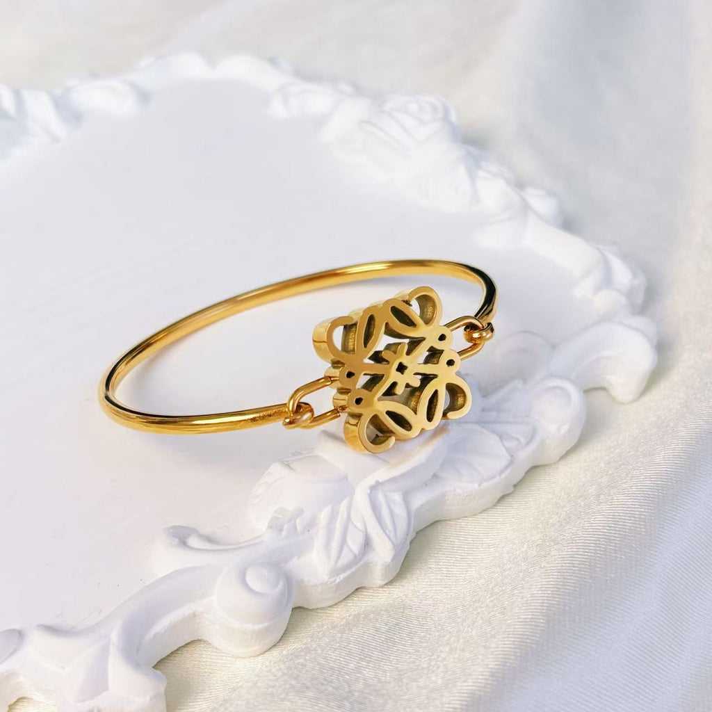 Geometric hollowed-out light luxury bracelet with square design without diamond