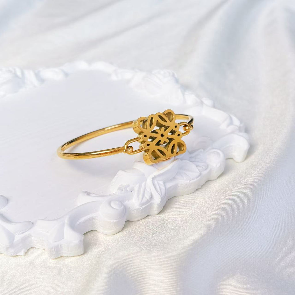 Geometric hollowed-out light luxury bracelet with square design without diamond