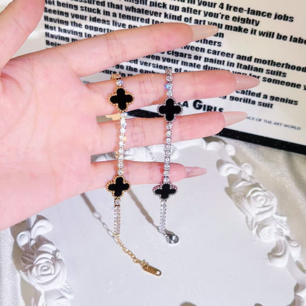 The four-leaf clover bracelet is a light luxury and high-end accessory with a diamond jewelry