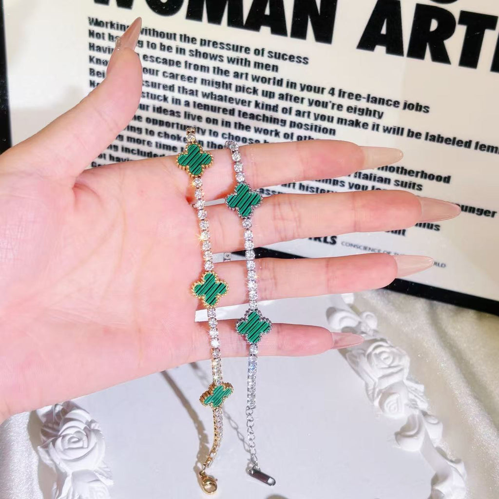 The four-leaf clover bracelet is a light luxury and high-end accessory with a diamond jewelry