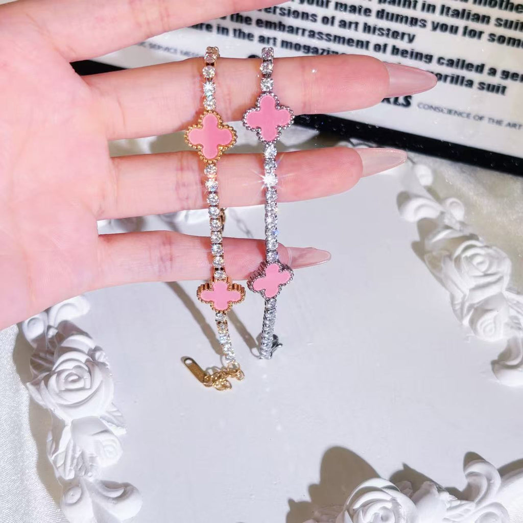 The four-leaf clover bracelet is a light luxury and high-end accessory with a diamond jewelry