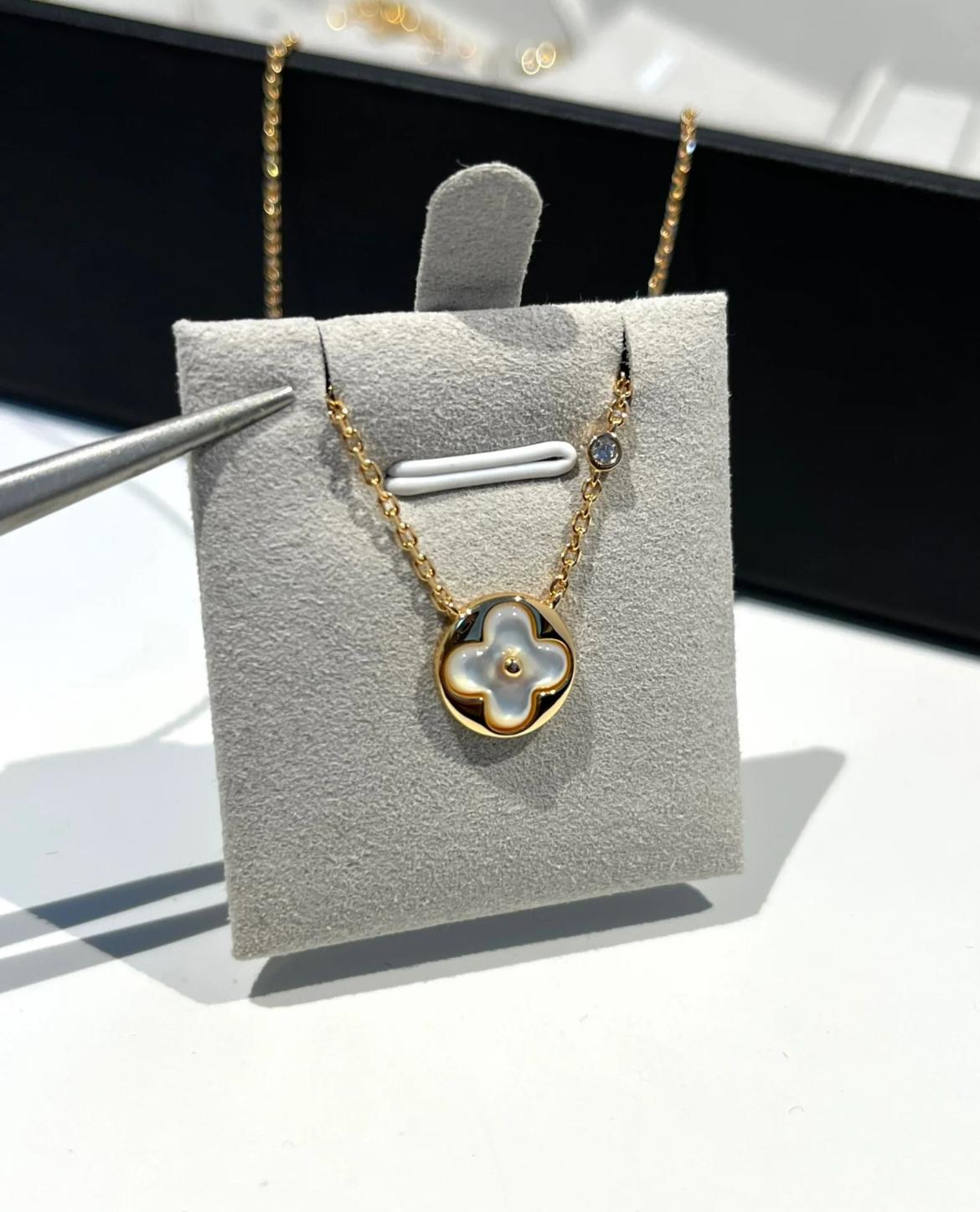 A light luxury, versatile and high-end necklace