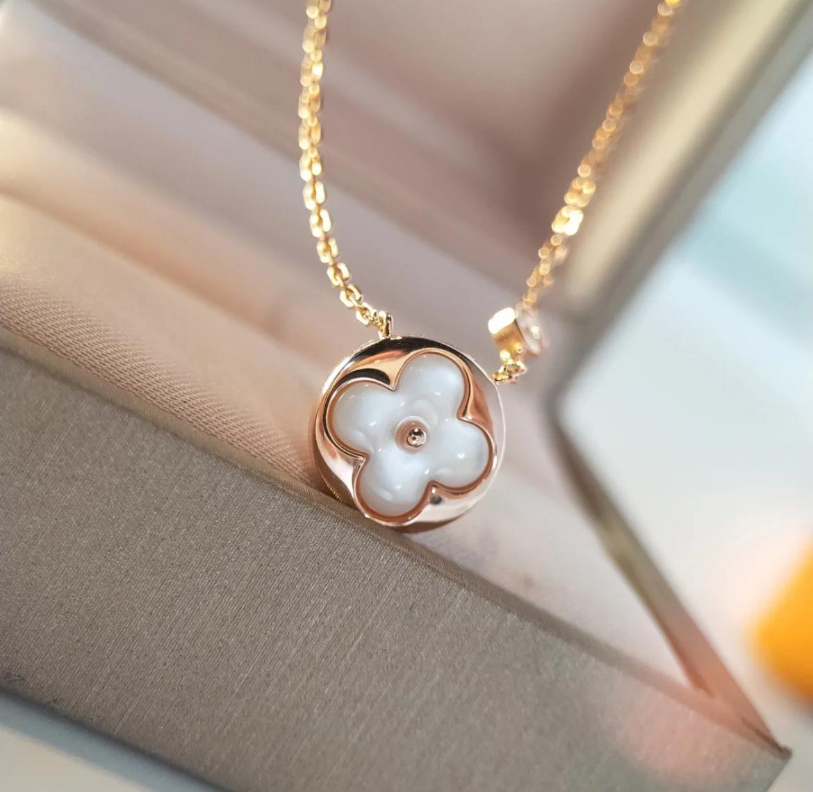 A light luxury, versatile and high-end necklace