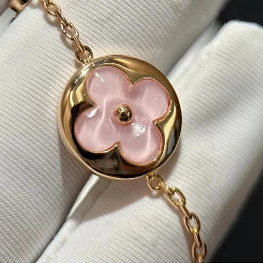 A light luxury, versatile and high-end necklace