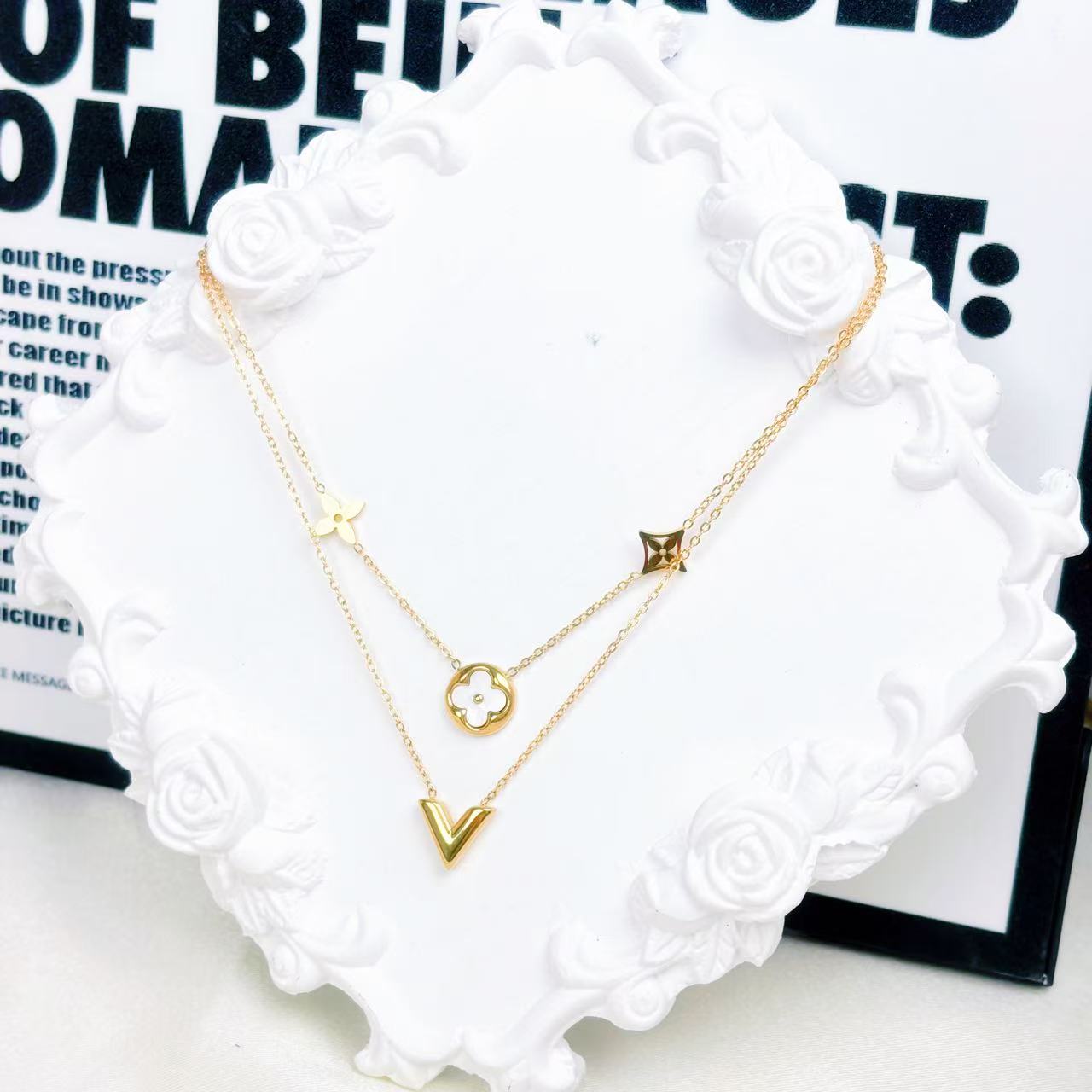 V letter double-layer necklace, four-leaf clover round square light luxury necklace.