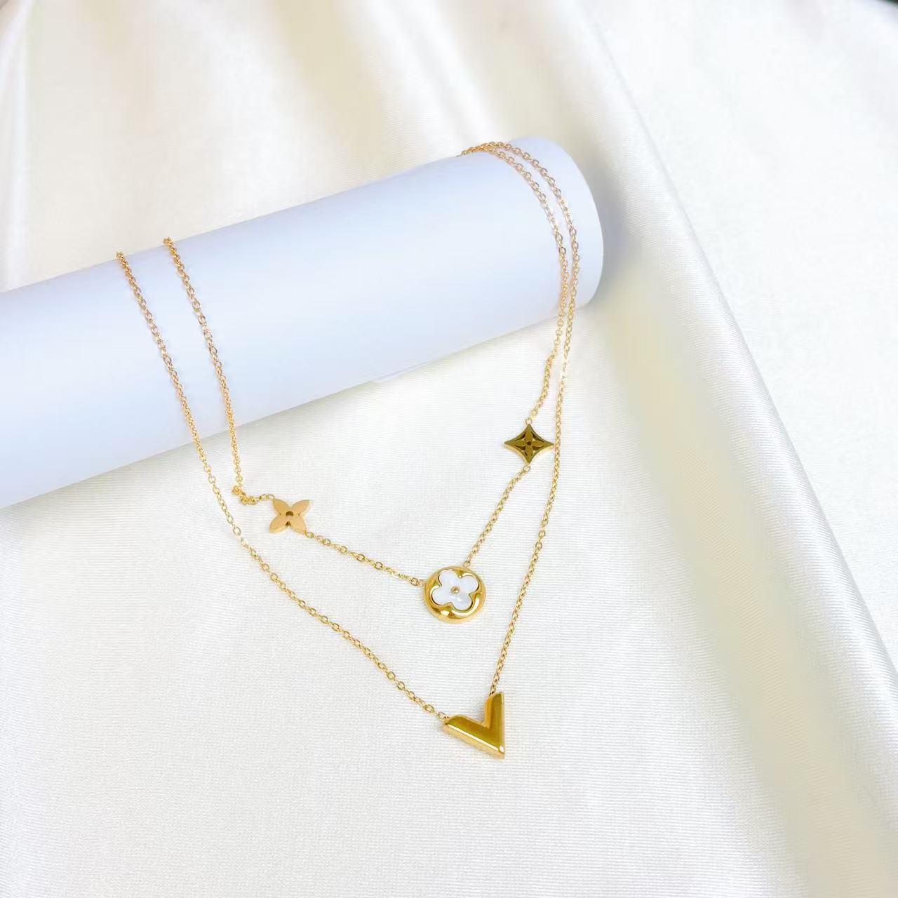 V letter double-layer necklace, four-leaf clover round square light luxury necklace.