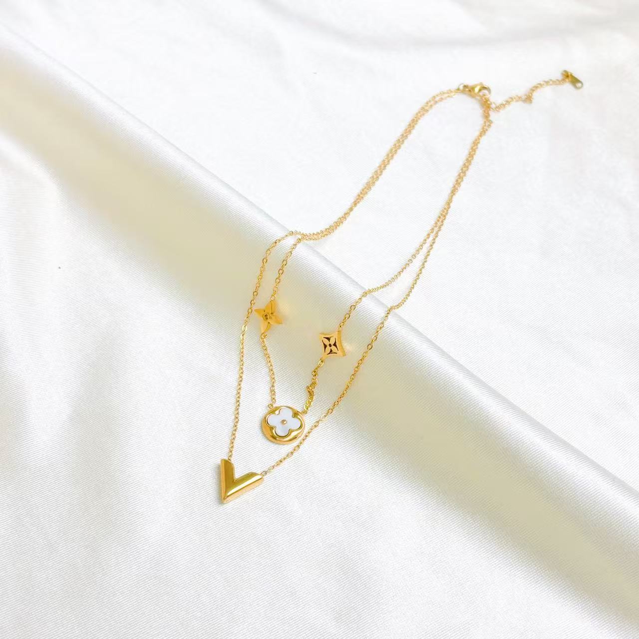 V letter double-layer necklace, four-leaf clover round square light luxury necklace.