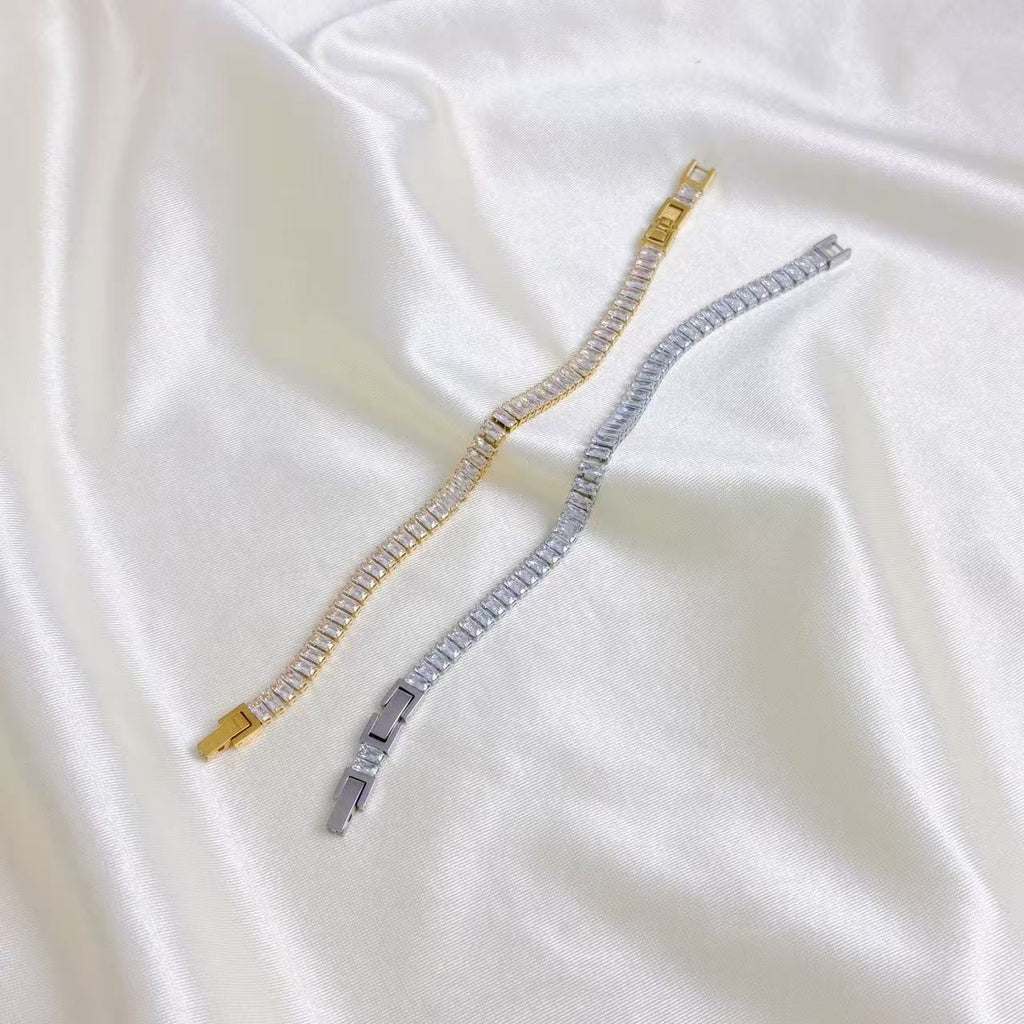 A light luxury and high-end jewelry accessory with diamonds bracelet