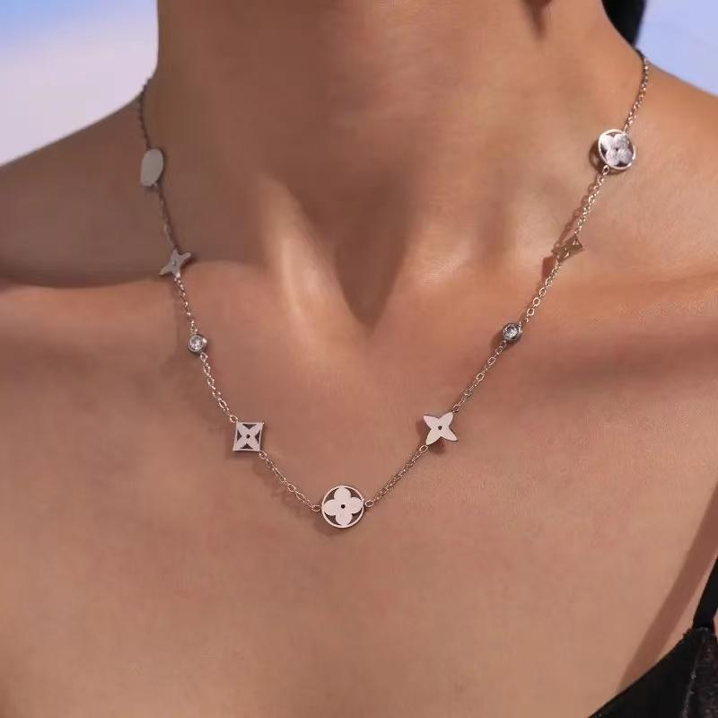 A new off-the-beaten-path design necklace for women, featuring a light luxury style