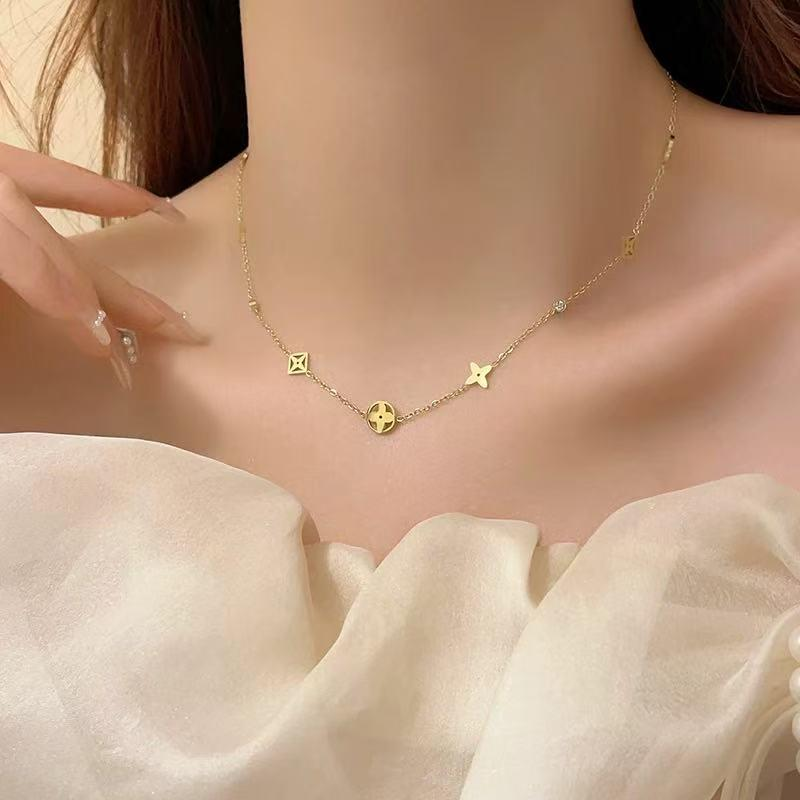 A new off-the-beaten-path design necklace for women, featuring a light luxury style