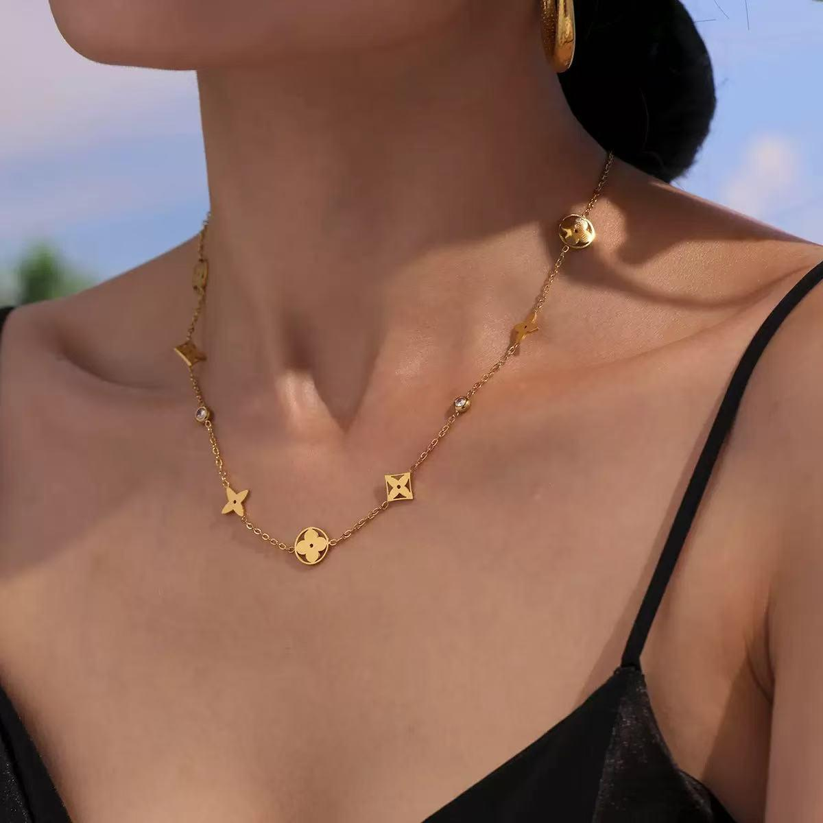 A new off-the-beaten-path design necklace for women, featuring a light luxury style