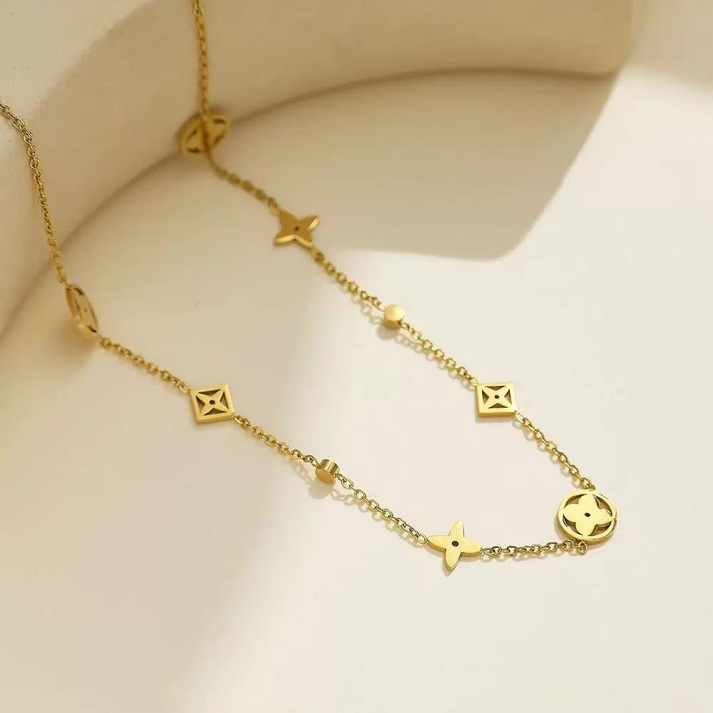 A new off-the-beaten-path design necklace for women, featuring a light luxury style