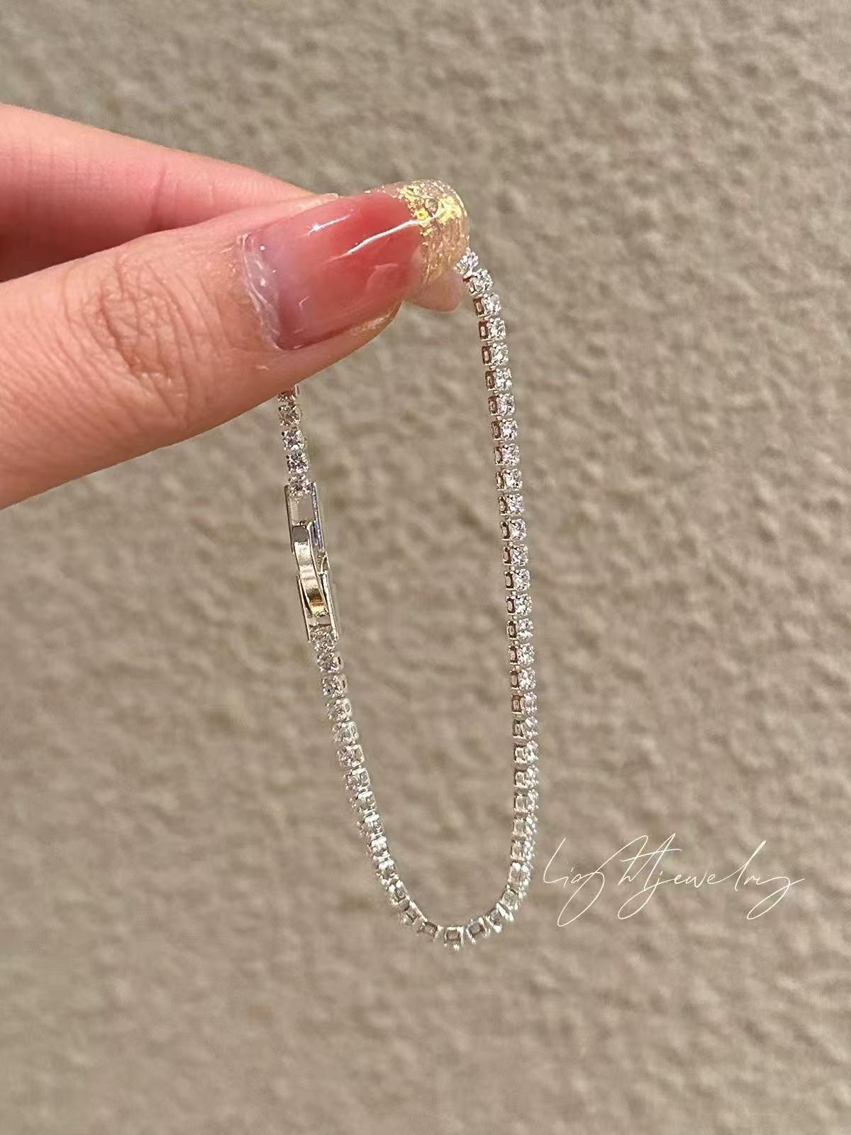 The dazzling and sparkling bracelet is a delicate and versatile high-end accessory that can be layered for women