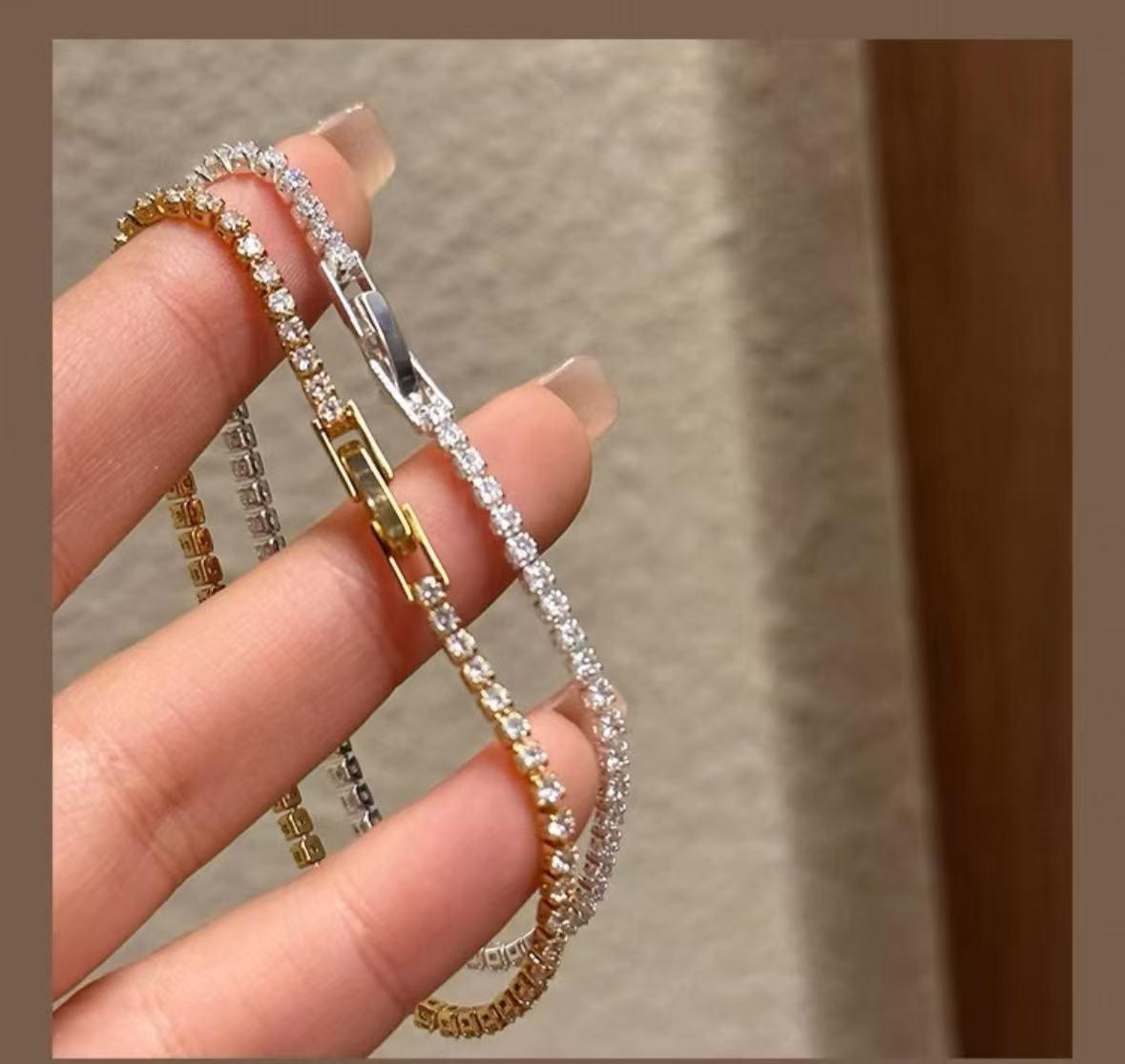 The dazzling and sparkling bracelet is a delicate and versatile high-end accessory that can be layered for women