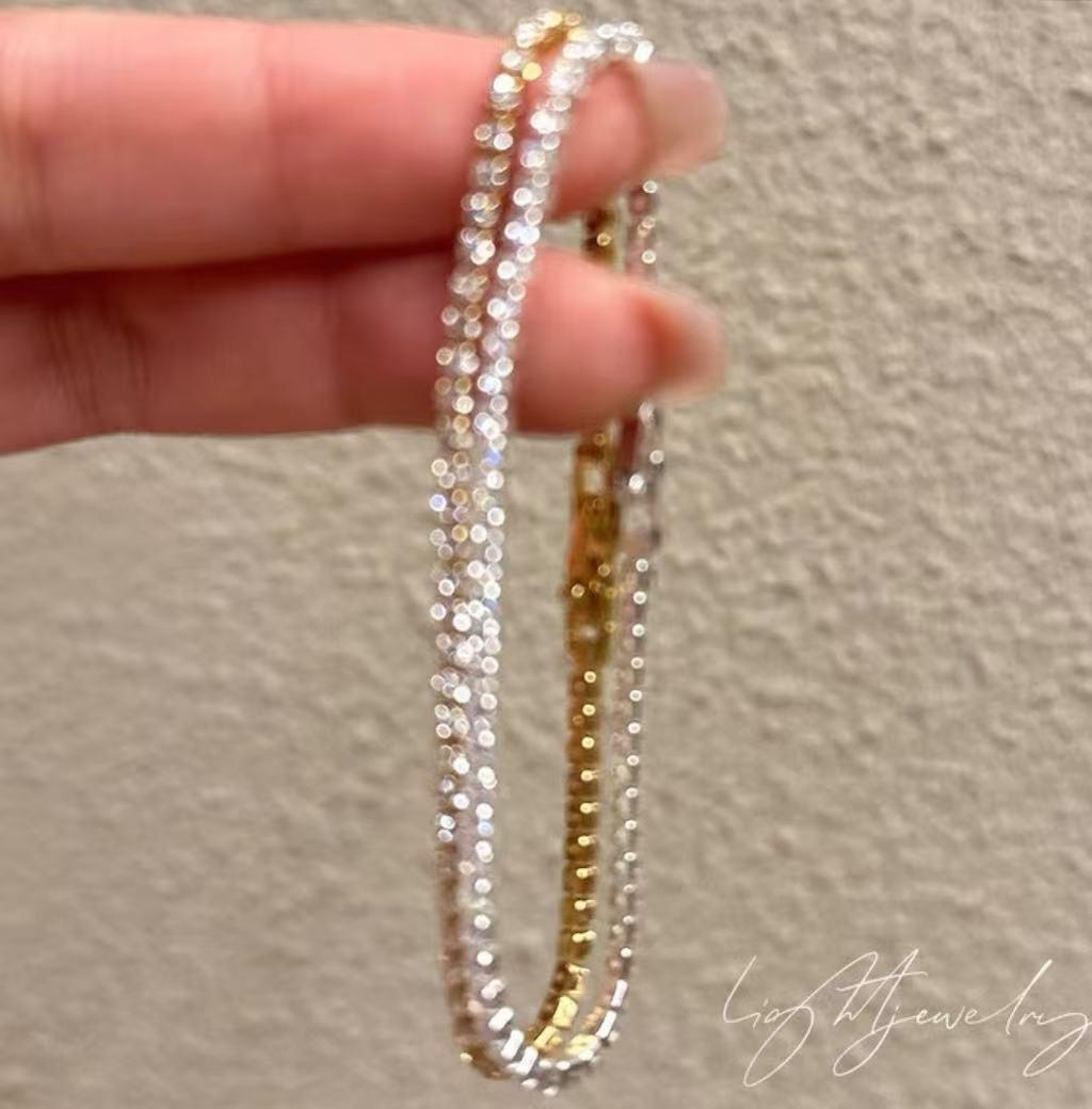 The dazzling and sparkling bracelet is a delicate and versatile high-end accessory that can be layered for women