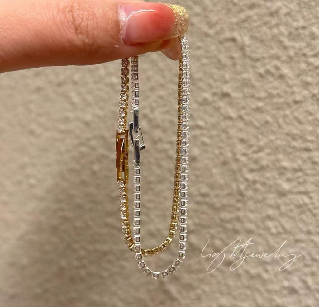 The dazzling and sparkling bracelet is a delicate and versatile high-end accessory that can be layered for women