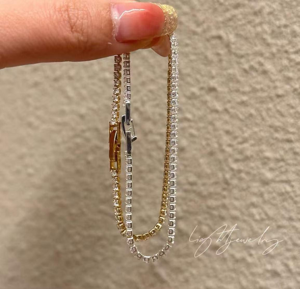 The dazzling and sparkling bracelet is a delicate and versatile high-end accessory that can be layered for women