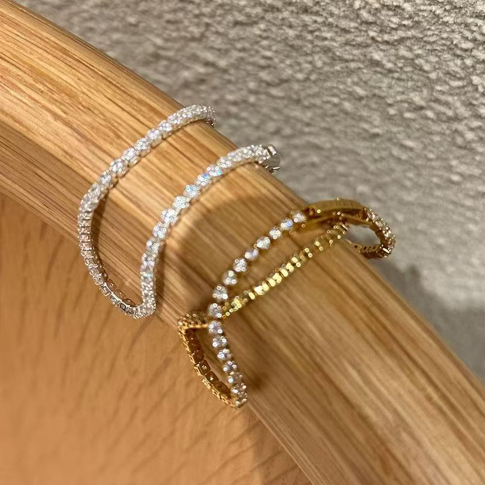 The dazzling and sparkling bracelet is a delicate and versatile high-end accessory that can be layered for women