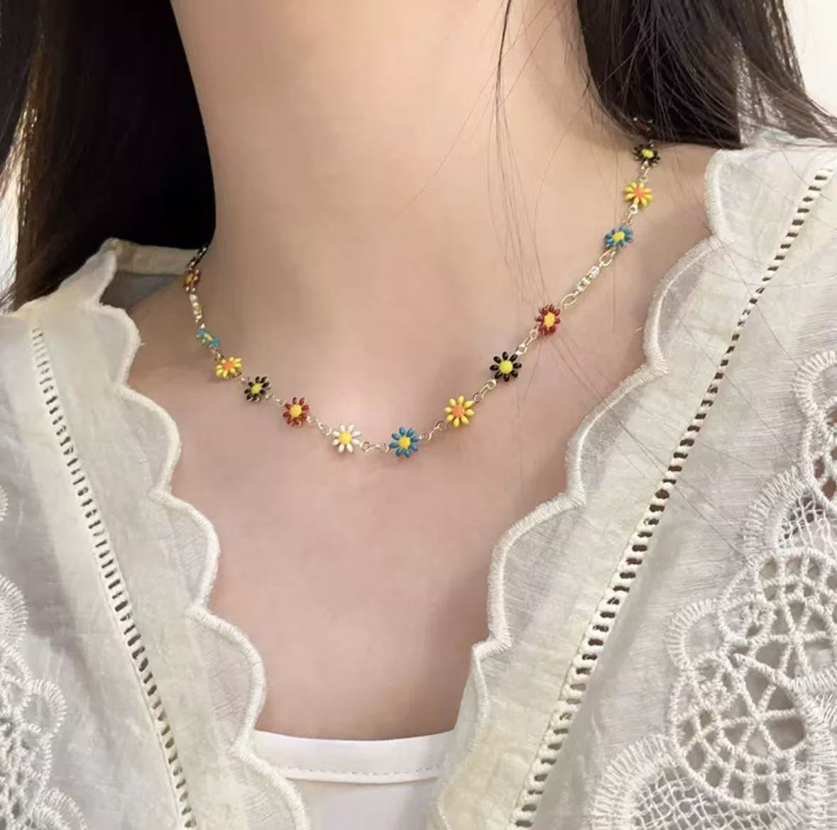 FENGSHUI - 40-Vintage color Dopamine Daisy Necklace women's 2024 new light luxury clavicle chain Korean flower choker temperament