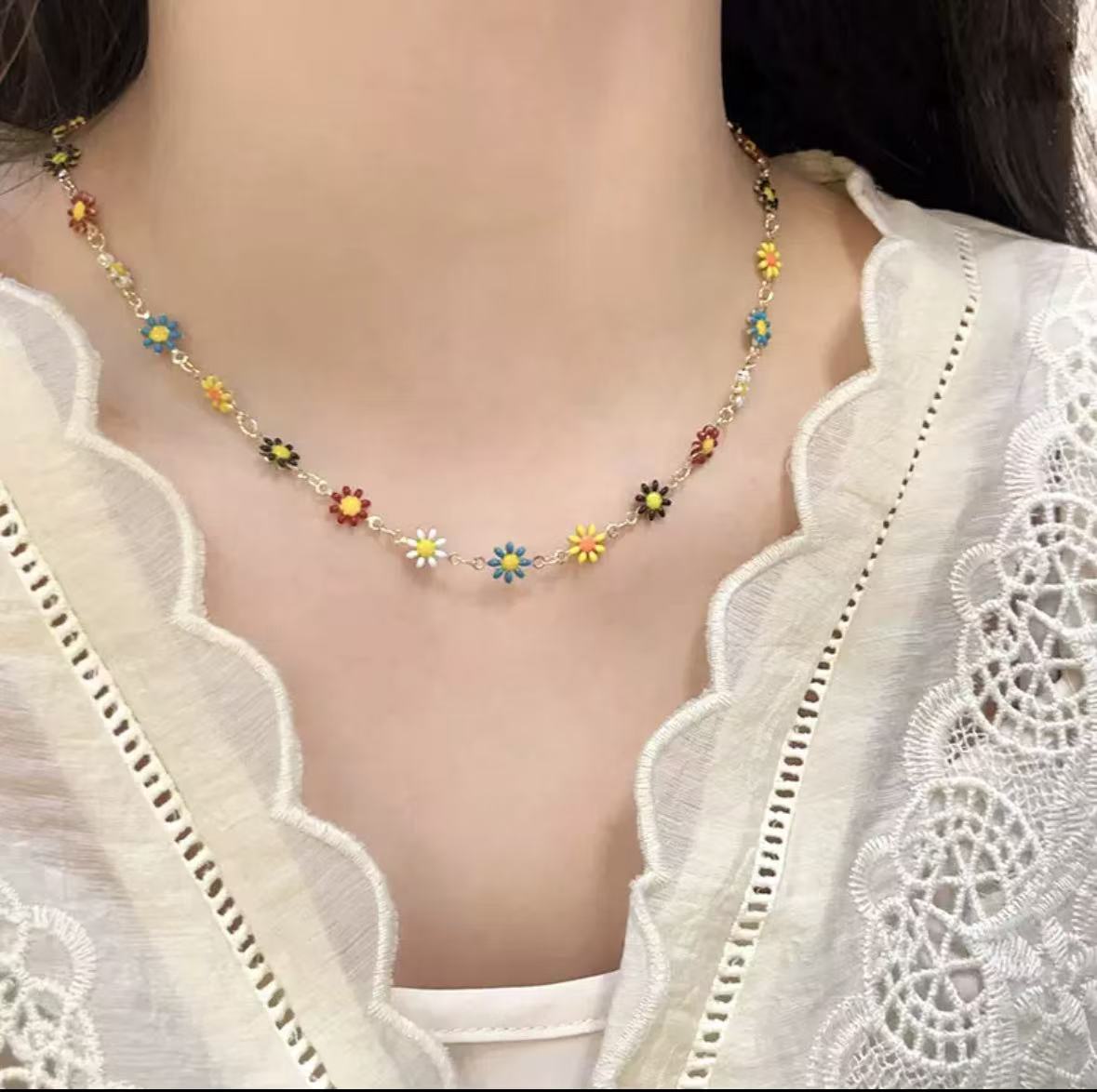 FENGSHUI - 40-Vintage color Dopamine Daisy Necklace women's 2024 new light luxury clavicle chain Korean flower choker temperament